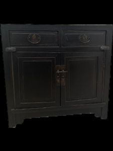 Credenzina orientale anni 80 in lacca nera lievemente antichizzata con due cassetti alti e due ante centrali. Classici accessori di chiusura in ottone